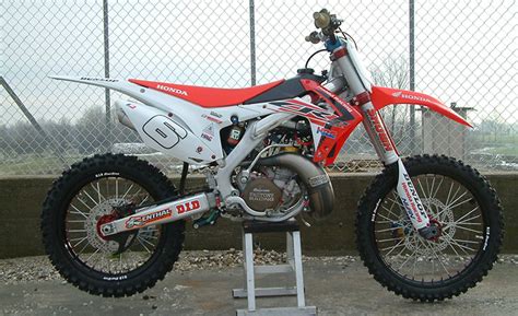 The engine color was also red. MOTO DU JOUR: 250 CR HRC | Mx Bretagne