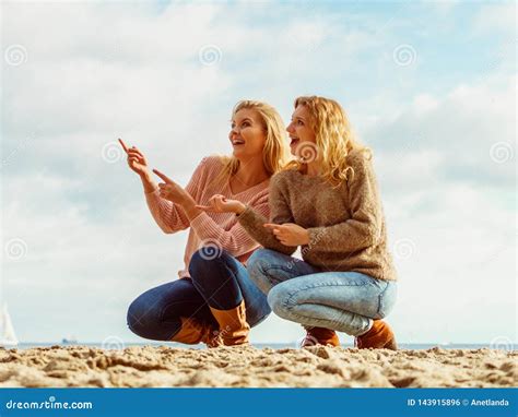 Mujeres En La Playa Que Tiene Se Alar De La Diversi N Foto De Archivo Imagen De Elegante