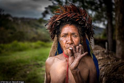 indonesian dani tribe where women amputate a finger when relatives die daily mail online