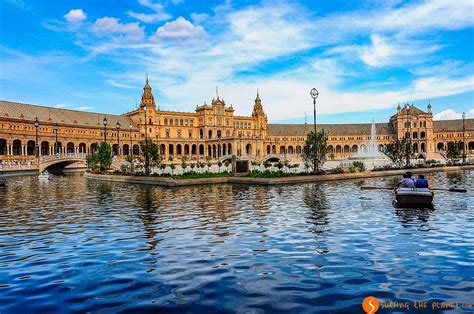 Una plataforma que pone en comunicación a la ciudadanía con las diferentes. Paseos por Sevilla en julio