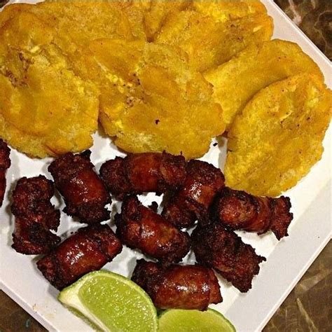 longaniza dominicana con tostones fritos dominican sausage with fried unripe plantains so