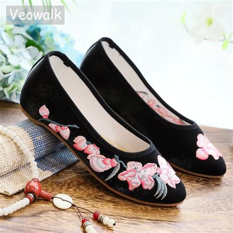 Veowalk Pointed Toe Women Silk Canvas Ballet Flats Flower Embroidered