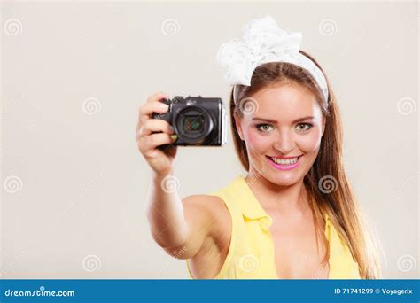 Pin Sulla Donna Della Ragazza Che Prende Foto Con La Macchina Fotografica Immagine Stock