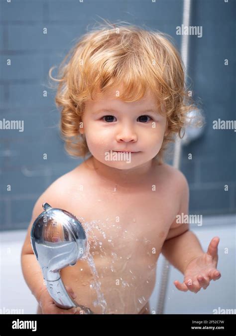 Ducha Para Niños Lindo Niño Disfrutando De La Bañera Y Bañado En El