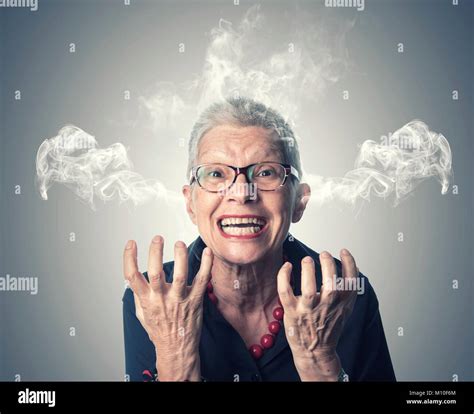 grand mère furieuse et fumante fumant de rage photo stock alamy
