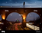 Autopista M60, Stockport y la Pirámide del viaducto en la noche ...