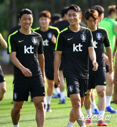 백승호(미드필더), 황희찬(윙어)이 축구협회 직원 둘을 상대로는 10초 이상, 1명을 상대로는 30초 이상 공을 간직할 수 있는지 여부를 보고 있다. 포토 황희찬-백승호, 기분 좋은 훈련!