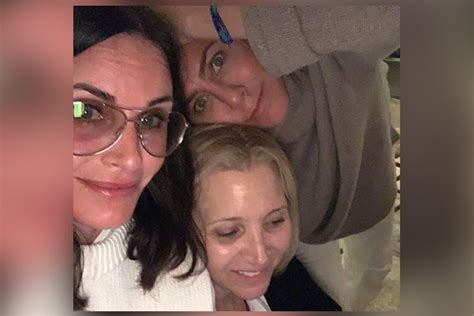 Halfway There Friends Stars Courteney Cox Jennifer Aniston And Lisa Kudrow Share Selfies As