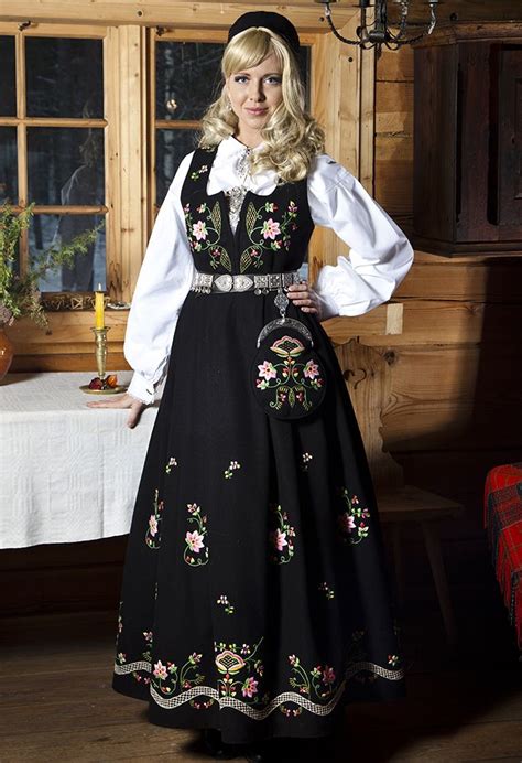 Lundeby Bunad Fra Hedmark Norwegian Clothing Scandinavian Costume Traditional Outfits