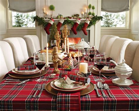 It is time to concentrate on the christmas dinner and on the menu you are about to choose and prepare for your loved ones and on the christmas dinner table setting. 40 Christmas Dinner Table Decoration Ideas - All About ...