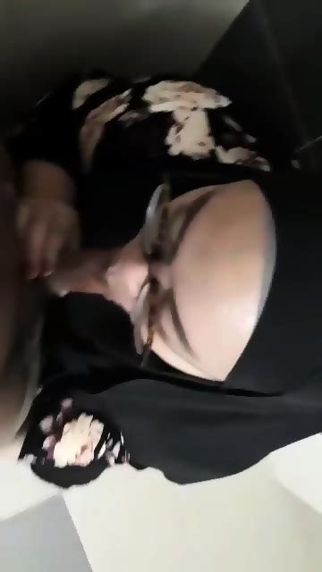 Hijab Berkacamata Jago Nyepong Crot Di Mulut Eporner
