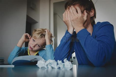 Padre Cansado De Hacer Los Deberes Con Su Hijo Difícil Aprendizaje