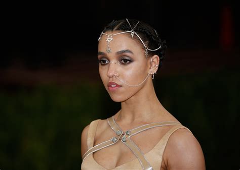 Robert Pattinsons Ex Girlfriend Fka Twigs Drives Fans Wild With Sultry Topless Photo Hot Damn