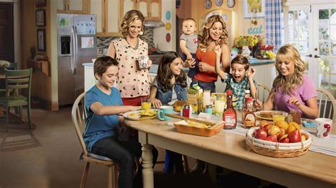 Fuller House The Cast Celebrate The Holidays In Season