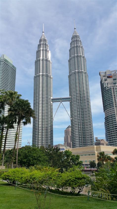 Its construction was completed on 1 march 1995. jalanjalan: Petronas Twin Towers, Kuala Lumpur