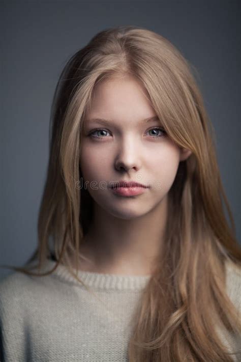 Retrato Adolescente Louro Bonito Da Menina Foto De Stock Imagem De