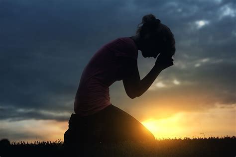 A Woman Prays On Her Knees At Sunset Mensajes Cristianos Mujer