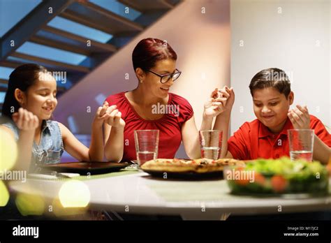Gebet Vor Dem Essen Stockfotos und -bilder Kaufen - Alamy