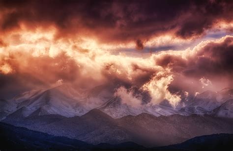 Sunlight Passing Through Clouds On Top Of The Mountains Hd Wallpaper