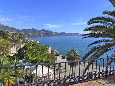 El apartamento en nerja posee 1 dormitorio(s) y capacidad para 2 personas ✅ alojamiento de 45 m² bonito y muy luminoso, situado en primera línea de playa. Alquiler apartamento en Capistrano Playa, Costa del Sol con piscina común y acceso a internet ...