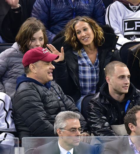 Sarah Jessica Parker Gives Tom Hanks A Look Popsugar Celebrity Photo 11