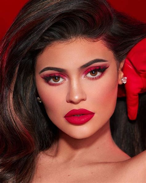 Kylie Jenner Gets Red Hot For Kylie Cosmetics Holiday 19 Kylie Jenner Makeup Look Kylie