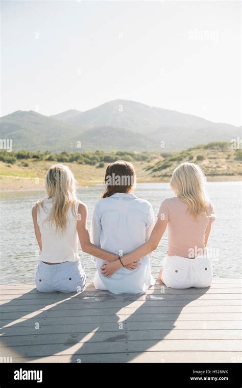 Madre Y Dos Hijas En El Embarcadero En Un Lago Fotos E Imágenes De