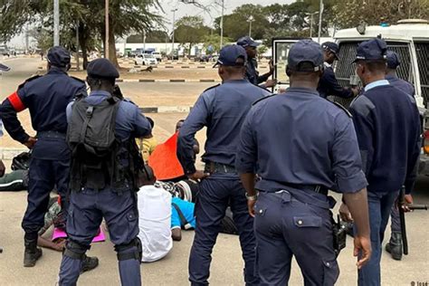 Hrw Aponta Abusos Da Polícia E Ataque à Liberdade De Imprensa Em Angola