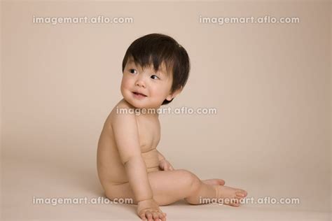 座っている裸の赤ちゃんの写真素材 イメージマート