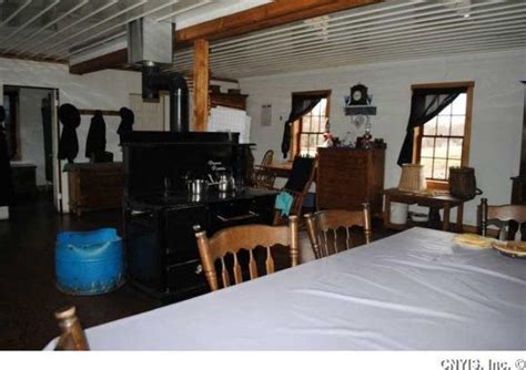 Look Inside A Swartzentruber Amish Home 12 Photos Amish House Home