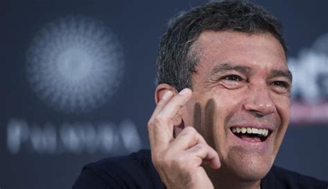The actor announced the news on instagram monday, also his 60th birthday. Antonio Banderas celebra sus 60 años aislado, anuncia que ...