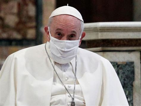 Cet article contient une photo qui témoigne de la violence vécue par les chrétiens. Le pape François porte un masque pour la première fois ...