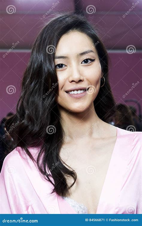 Liu Wen Poses Backstage Prior The 2016 Victoria S Secret Fashion Show
