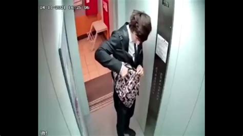 This Guy Flexing In Elevator Youtube