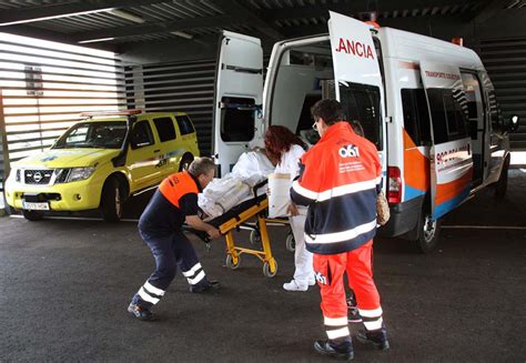 Pacientes Ingresados En El Hospital Son Trasladados En Ambulancia Por