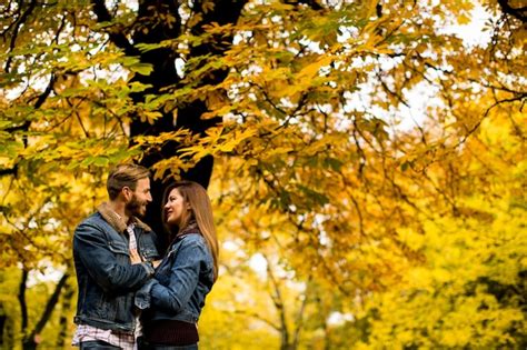 Sonriente Pareja Abraz Ndose En El Parque De Oto O Foto Premium