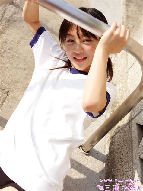 In japan, a junior idol (ジュニアアイドル), alternatively chidol (チャイドル chaidoru) or low teen (ローティーン rōtīn), is primarily defined as a child or early teenager pursuing a career as a photographic model (this includes both gravure and av). U15 Junior Idol Girls - japanese idol u15 junior idol girls