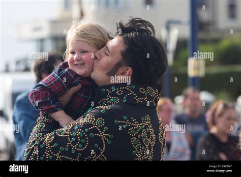 Elvis Presley Look A Like Kissing Tochter An Die Elvis Festival In