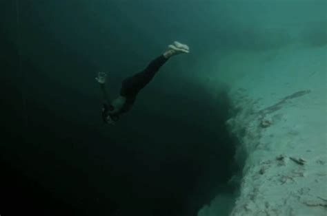 Video Dizzying Footage Shows Freediver Plunging The Depths Of An Abyss