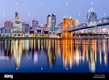 Cincinnati, Ohio, Stati Uniti d'America skyline del centro sul fiume ...