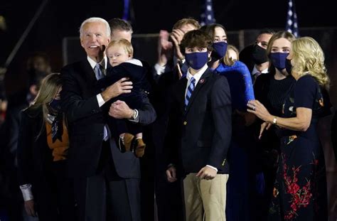 Manchin throws cold water on using. Joe Biden hält seinen jüngsten Enkel im Arm - er heißt ...