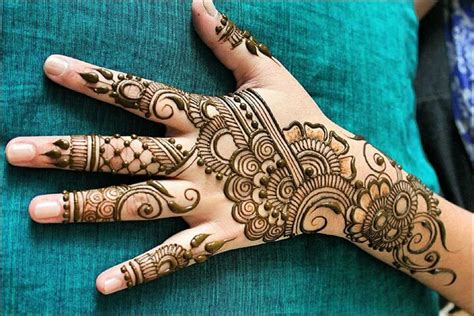 Gratis 700 contoh gambar henna yang bisa kamu pilih untuk di tangan, kaki dan keperluan lainnya. 100 Gambar Henna Tangan yang Cantik dan Simple Beserta Cara Membuatnya - Rejeki Nomplok