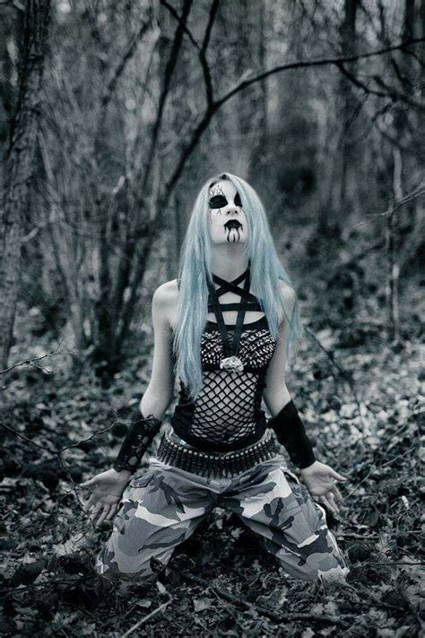 Pin By Greywolf On Metalurgia Black Metal Girl Cute Goth Girl