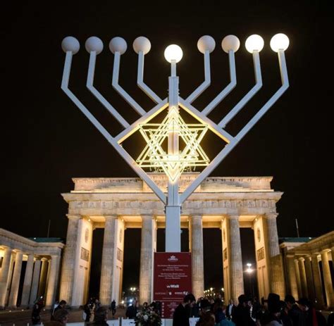 Chanukka, auch hanukkah oder lichterfest genannt, wird jedes jahr acht tage lang gefeiert. Chanukka-Leuchter am Brandenburger Tor wird entzündet - WELT