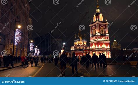 Moscow Russia January 2 2018 Crowded Varvarka Street In City