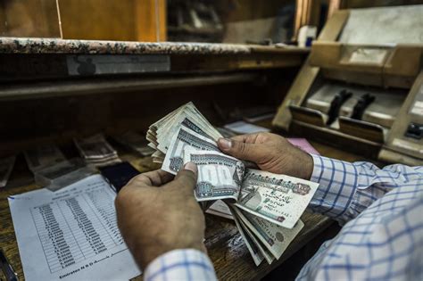 الدولار يعاود التراجع أمام الجنيه المصري وخبراء يكشفون سر هبوط الأخضر cnn arabic
