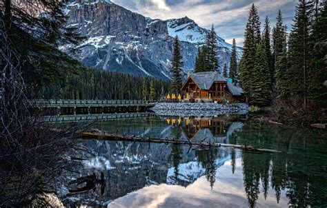 Обои лес горы озеро отражение Канада домик Canada British