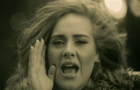 Adele is the talk of glastonbury 2016. Adele : et si elle donnait un concert au Super Bowl 2021