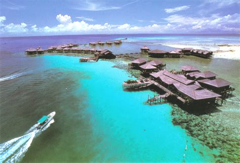 Pulau tioman terkenal sebagai pulau pelancongan di malaysia yang mana telah giat membangun. Pulau di Sabah...: August 2011