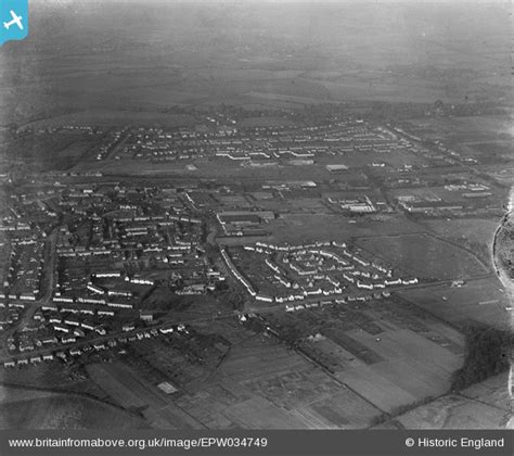 Hai 3 modi per andare da letchworth garden city a portsmouth. EPW034749 ENGLAND (1930). Jackman's Place and the town ...